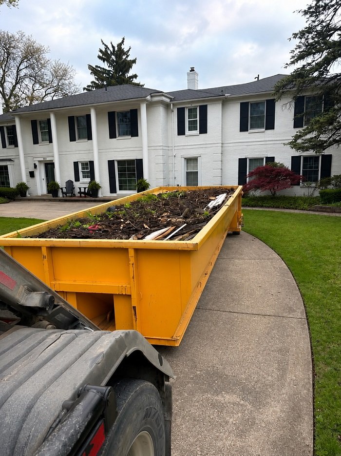Renta de dumpster en Detroit entregado en la entrada de una casa