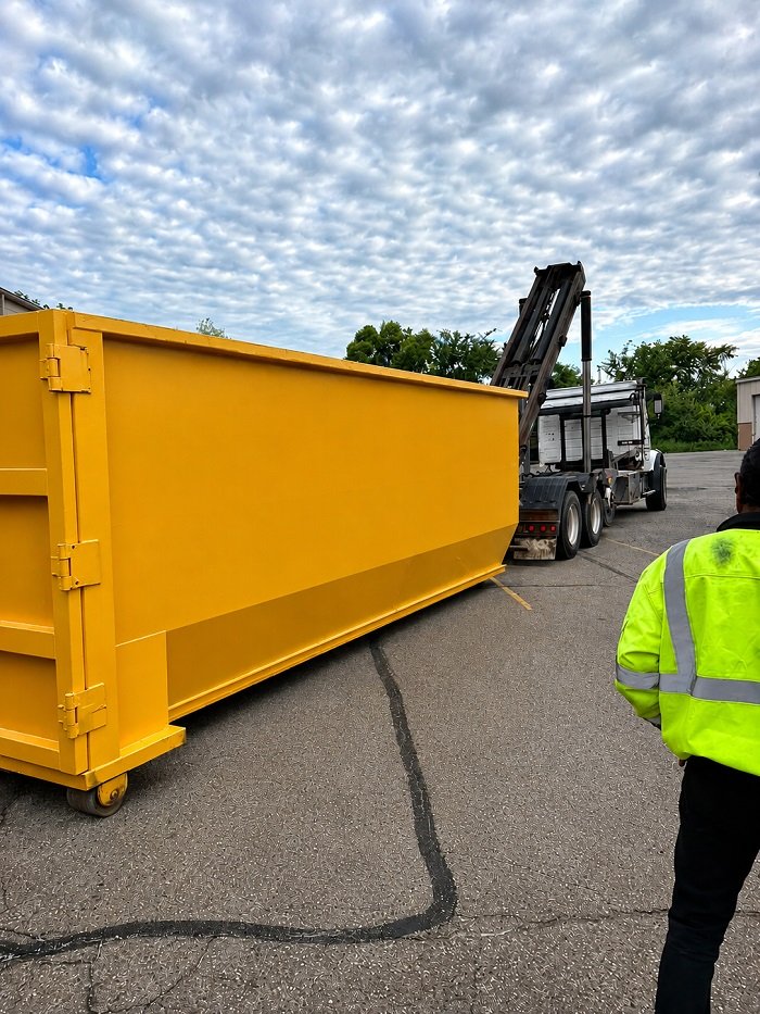 Camión entregando dumpster roll-off de renta en Detroit